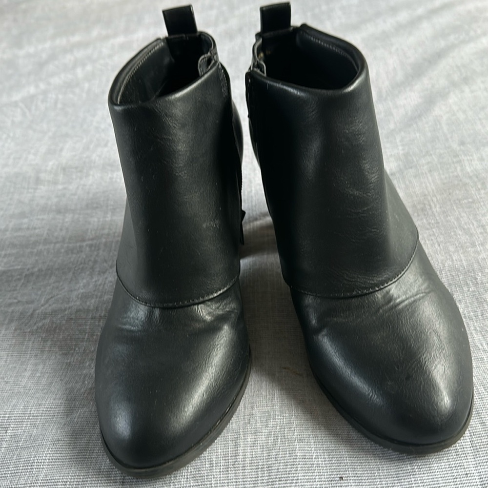 Black leather like bootie